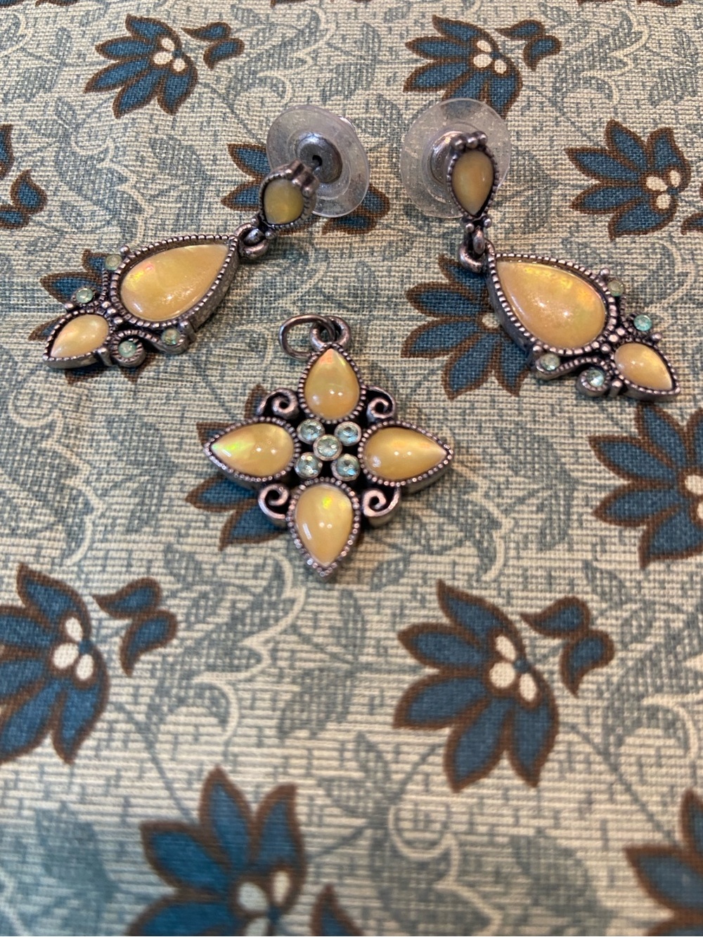 Vintage-Inspired Yellow & Green Teardrop Earring and Pendant Set